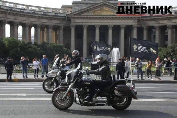 Видео: мотоциклетный крестный ход стартовал по Невскому проспекту