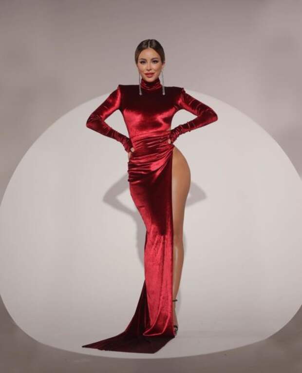 (Фото) Ани Лорак без нижнего белья, длинными ногами и элегантным красным платьем привела поклонников в восторг