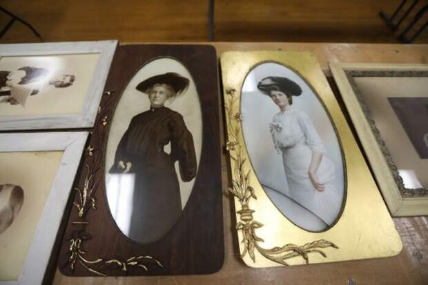 Большинство раритетных снимков и предметов уже очищены, отреставрированы и готовы для предстоящего аукциона. | Фото: zanzib.livejournal.com. Большинство раритетных снимков и предметов уже очищены, отреставрированы и готовы для предстоящего аукциона. | Фото: zanzib.livejournal.com.