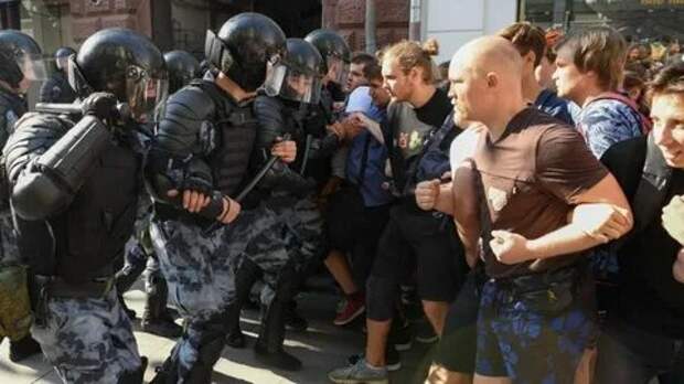В толпе "герои-протестуны" храбрые...