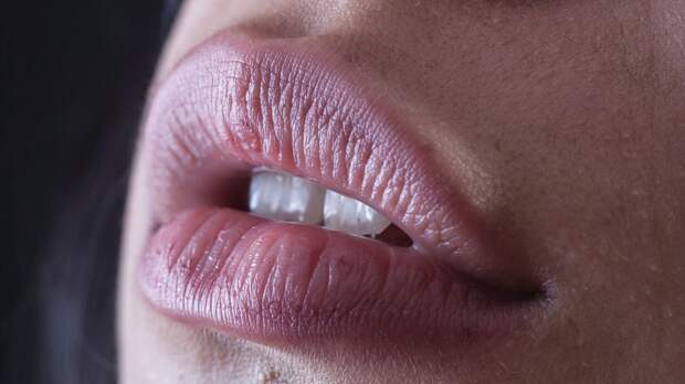 Неожиданный эффект гигиенической помады на губах блогерши рассмешил зрителей