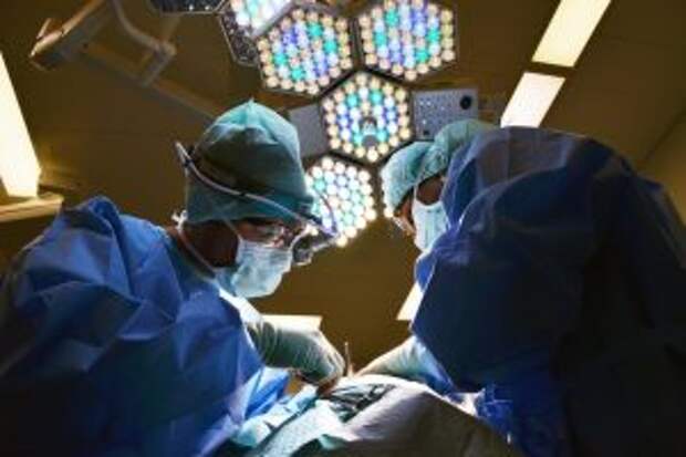 Хирурги проводят операцию / Фото: pixabay.com
