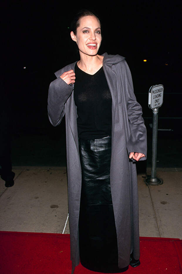 Анджелина Джоли на премьере фильма "Прерванная жизнь" в 1999 году