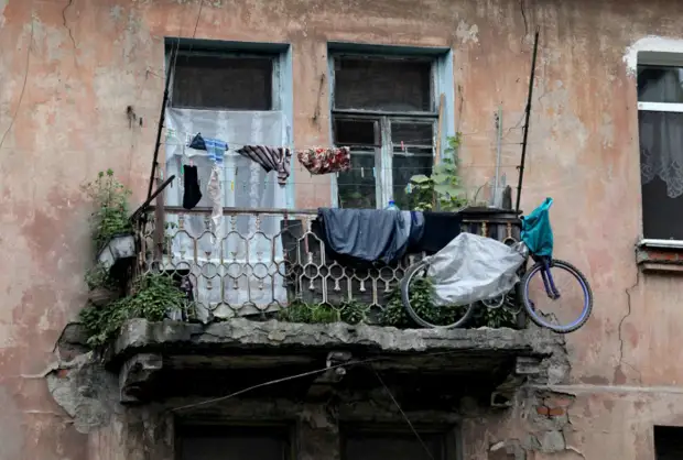 Хранить хлам на балконе.