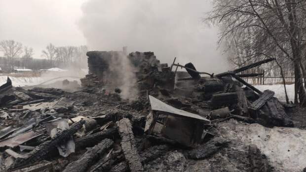 Два человека погибли под завалами в горящем доме
