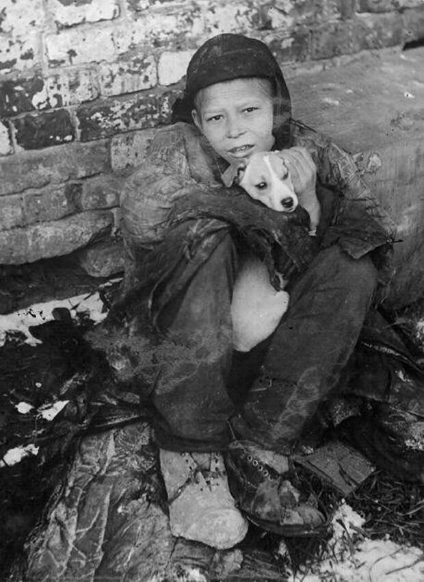 7. Беспризорный мальчик с собакой. Самара, 1930. СССР, беспризорники, интересное, история, фотографии