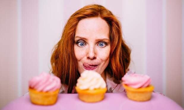 Едите тортики и не можете остановиться? Это приятное упражнение поможет справиться с перееданием