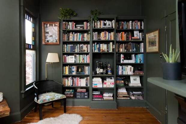 Книжная стена, вместо полок и шкафа.