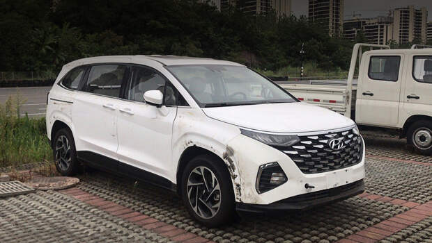 Hyundai custo. Кажется, машина побывала в аварии с опрокидыванием и лежала на боку, возможно, в воде. Об этом говорят и снесённые накладки на колёсные арки, и торчащий из переднего бампера буксировочный крюк... На втором ряду сидений видны два подголовника, значит, посадочная формула — 2+2+3.