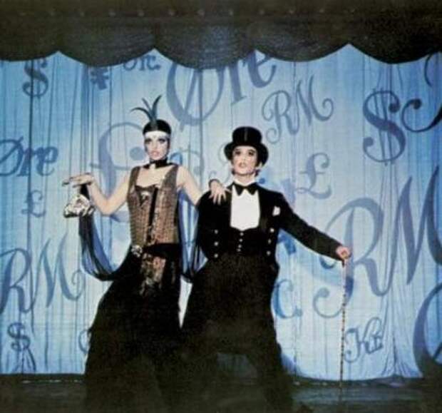 <B>Кабаре (1972)</B><BR> Песня «Money, money» в исполнении Лайзы Минелли и Джоэла Грея покорила сердца поклонников истории американской певицы, работающей в берлинском кабаре «Кит-Кат». Самые культовые сцены мирового кинематографа