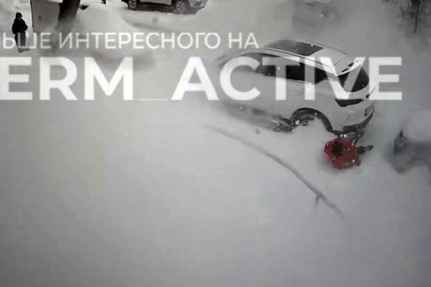 В Перми снег с крыши дома сошел на женщину