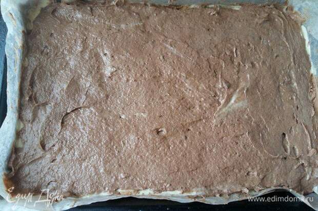 Аккуратно выливаем коричневое тесто поверх белого и равномерно распределяем по всей поверхности формы.
