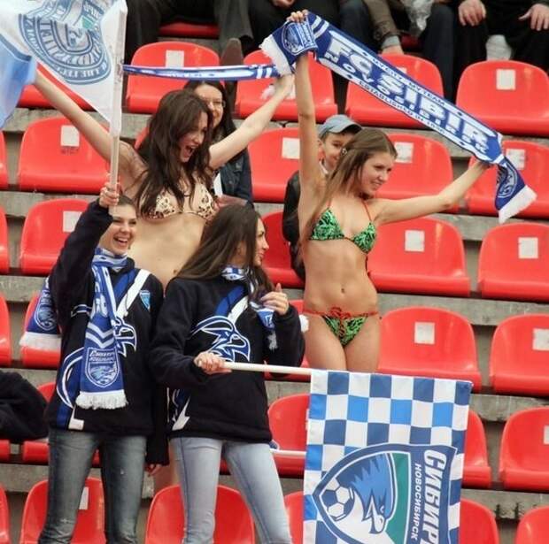Симпатичные футбольные болельщицы (22 фото)