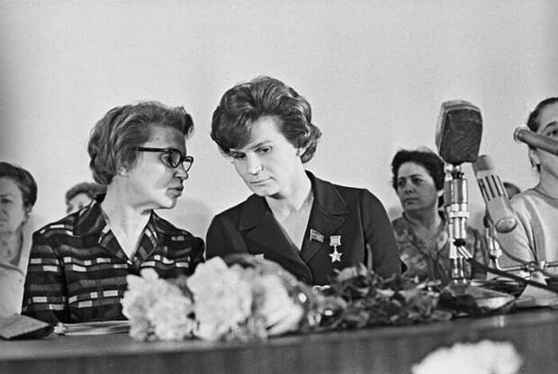 В советские времена женщины должны были придерживаться определённого стиля в одежде. \ Фото: marxist.com.