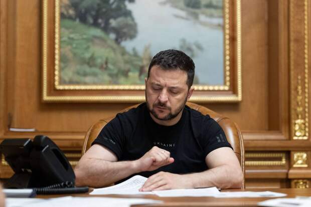 Экс-премьер Украины Азаров: Зеленский подсадил страну на иглу внешних кредитов