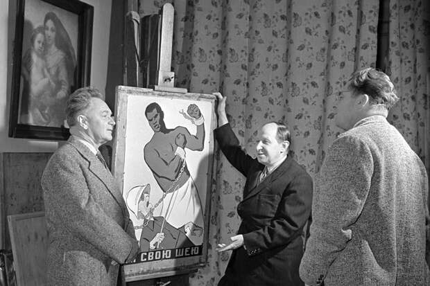 Кукрыниксы в общей сложности получили четыре Сталинские премии. Во время войны художники регулярно бывали на фронте. Фото: РИА Новости www.ria.ru
