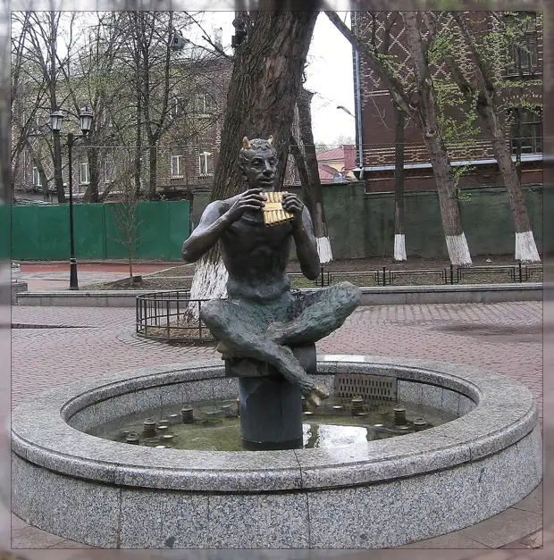 Памятник кузьме минину и дмитрию пожарскому. Парк музеон в москве. Необычные памятники москвы. Маленькие памятники москвы. Необычные скульптуры.
