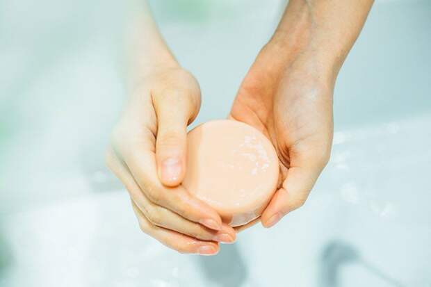 Ритуал с мылом: зачем класть его на порог дома