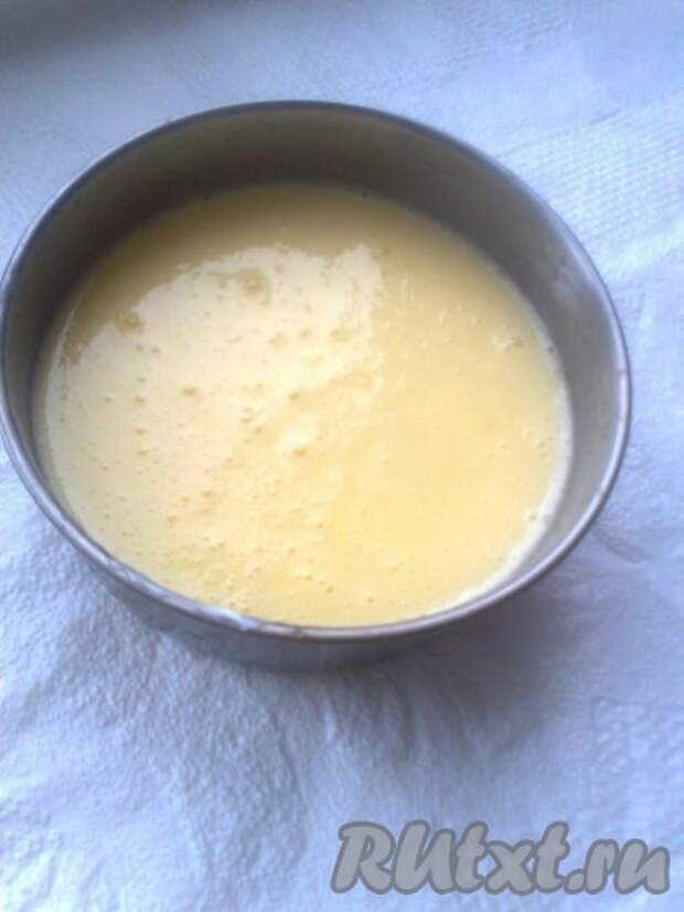 Все жидкие продукты  перемешать миксером.