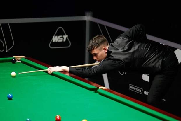 Лиам Дэвис оформил серии в 123, 59 и 63 в матче против Оливера Лайнса (фото: WST)