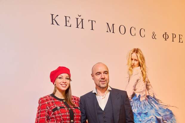 Блогерша Диброва в юбке с разрезом пришла на кинопоказ с Романом Товстиком