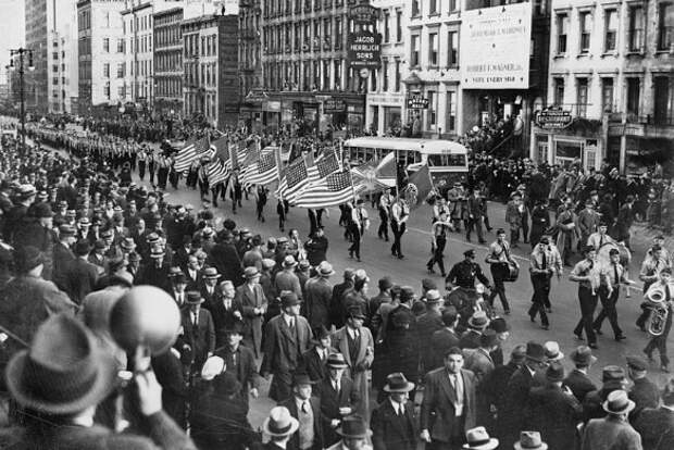 Парад Германо-американского союза в Нью-Йорке 30 октября 1939 года. Вторая мировая война уже началась. Звездно-полосатые флаги соседствуют с нацистскими свастиками. Фото: wikipedia.org