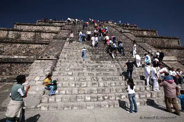 Аллея Мертвых.