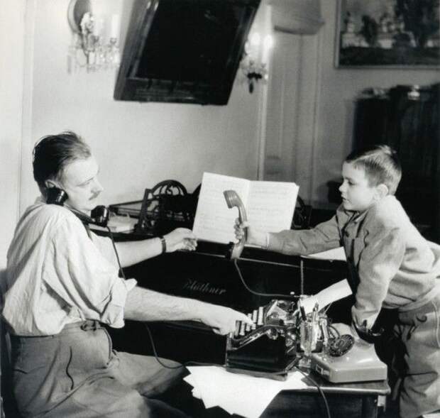 14. Писатель Сергей Михалков с сыном Никитой, 1952 г. 14. Писатель Сергей Михалков с сыном Никитой, 1952 г. СССР, история, факты