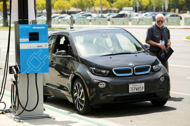 Полностью электрический хетчбэк BMW i3, на который можно установить бензиновый генератор для резервной подзарядки батарей, продается на всех крупнейших рынках. В 2016 г. было продано около 25 500 машин, это третий по продажам электромобиль в мире и шестой среди подзаряжаемых от сети
