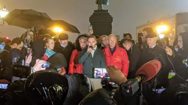 Около 200 человек собралось сегодня на Пушкинской площади в Москве на несанкционированный митинг, который...