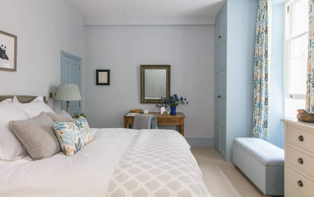 Голубой цвет в интерьере спальни раскрывается особым образом. Считается, что такие оттенки оказывают успокаивающее и расслабляющее воздействие.-7