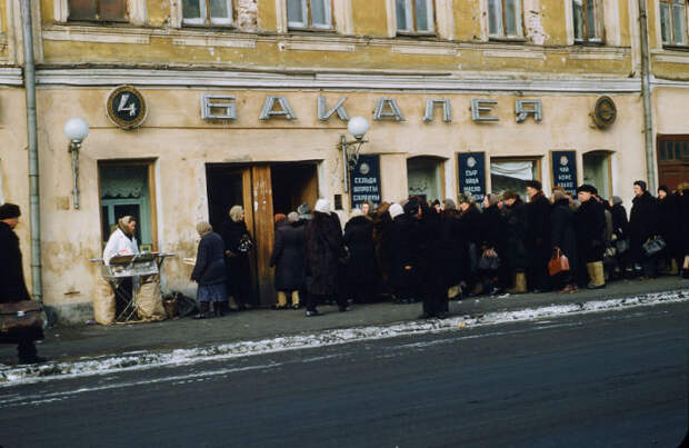 Очереди в магазин, Москва. Автор: Martin Manhoff.