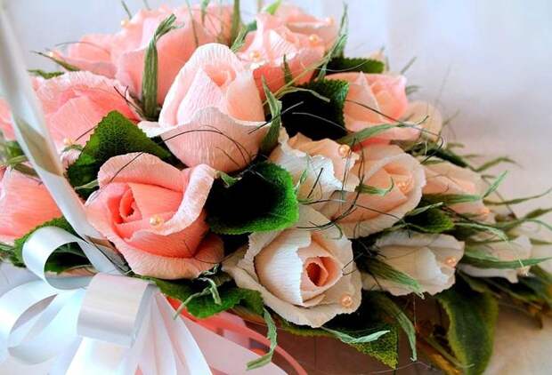 Как сделать красивую розу и бутон розы из гофрированной бумаги с конфетами и без конфет своими руками