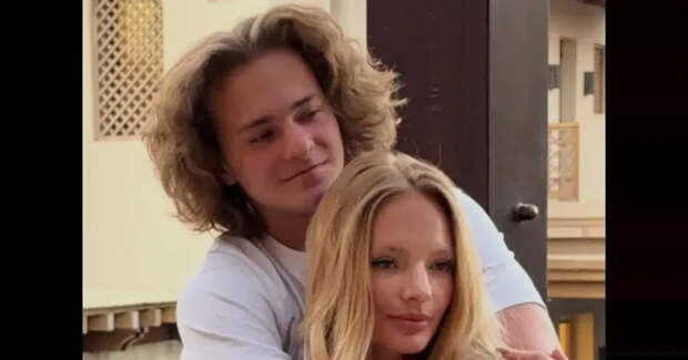 Елизавета Пескова отметила Пасху с братом и матерью в Москве