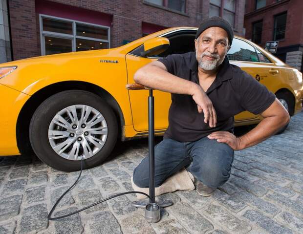 Веселые нью-йоркские таксисты позировали для календаря