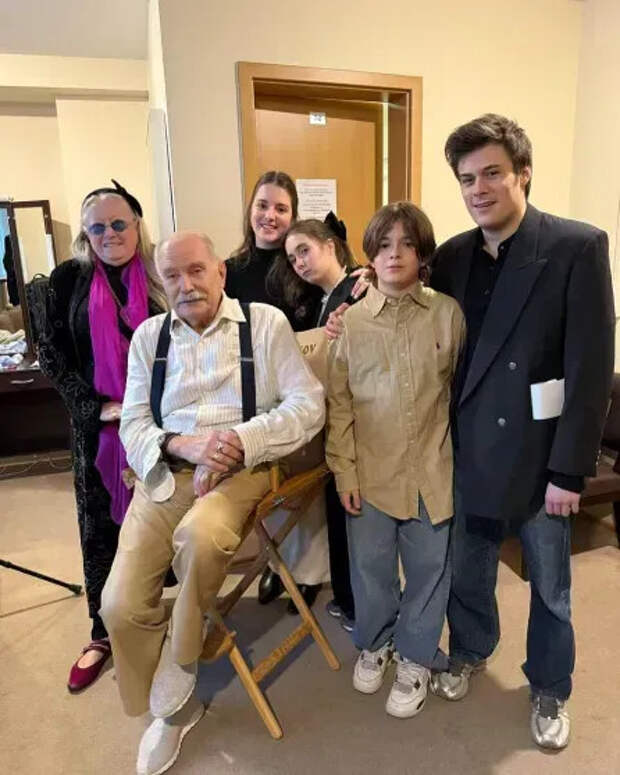 Никита Михалков с женой Татьяной и внуками