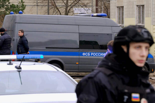 Вооруженный пистолетом с глушителем мужчина караулил у дома российского военного