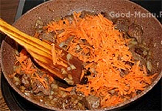 Тушеное мясо с фасолью - кладем морковь