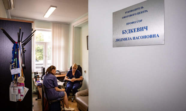 Делом всей жизни детского хирурга-комбустиолога Людмилы Будкевич стала врачебная специальность, которую не выбирают добровольно. Из которой как можно скорее бегут, если уж волей обстоятельств случилось в ней оказаться. Руководитель ожогового центра московской больницы №9 имени Г. Сперанского Людмила Будкевич рассказала, почему ожоговые больные – самые тяжёлые в хирургической практике, о том, как ещё 30 лет назад врачи воспринимали работу в ожоговых центрах как наказание и о заваленных пеплом детских вещах на месте страшнейшей в истории нашей страны железнодорожной катастрофы под Ашой.