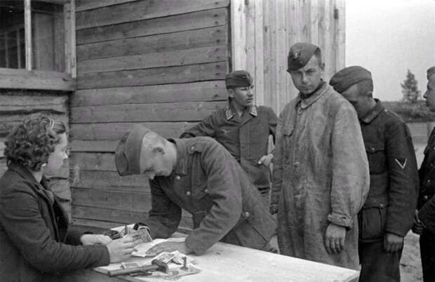 Выдача заработной платы солдатам вермахта в советском лагере для военнопленных