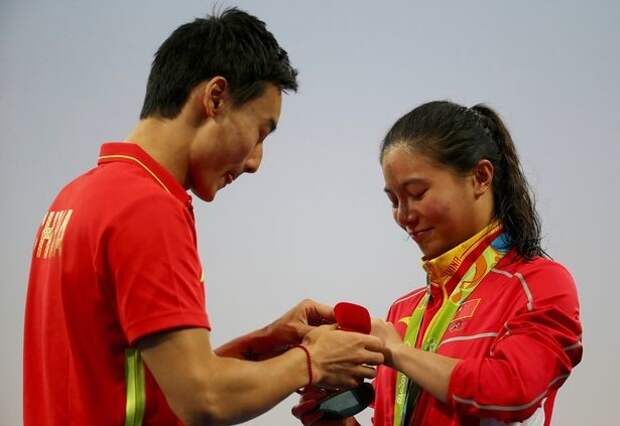 Китайский спортсмен сделал предложение коллеге по сборной во время церемонии награждения любовь, олимпиада, рио