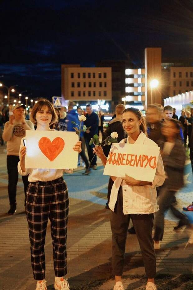 Четвертый день протестов в Беларуси: мирные акции, цепи солидарности и цветы