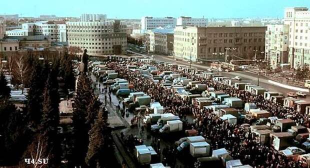 Челябинск. Рынок на Площади Революции. 1990-е гг.