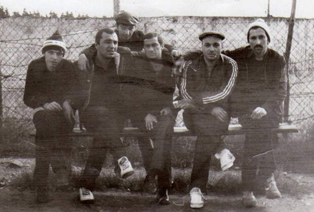 Впереди: Гела Кипиани, Тариэл Ониани, Темури Немсицверидзе (Црипа), Автандил Чихладзе (Квежо), Вато Чочия, 1985 год, Грузия, ИТК-46. Цулукидзе