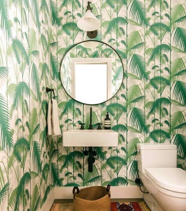 Тропические принты визуально уменьшают ванную комнату. / Фото: Pinterest.com