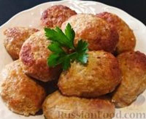 Фото к рецепту: Запечённые мясные котлеты с морковью и овсяными хлопьями