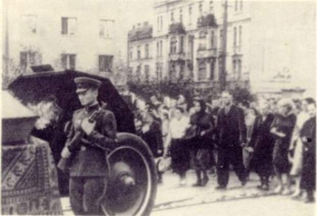 Последний путь легендарного героя... Львов, 27 июля 1960 г. (перезахоронения предполагаемых останков Кузнецова).