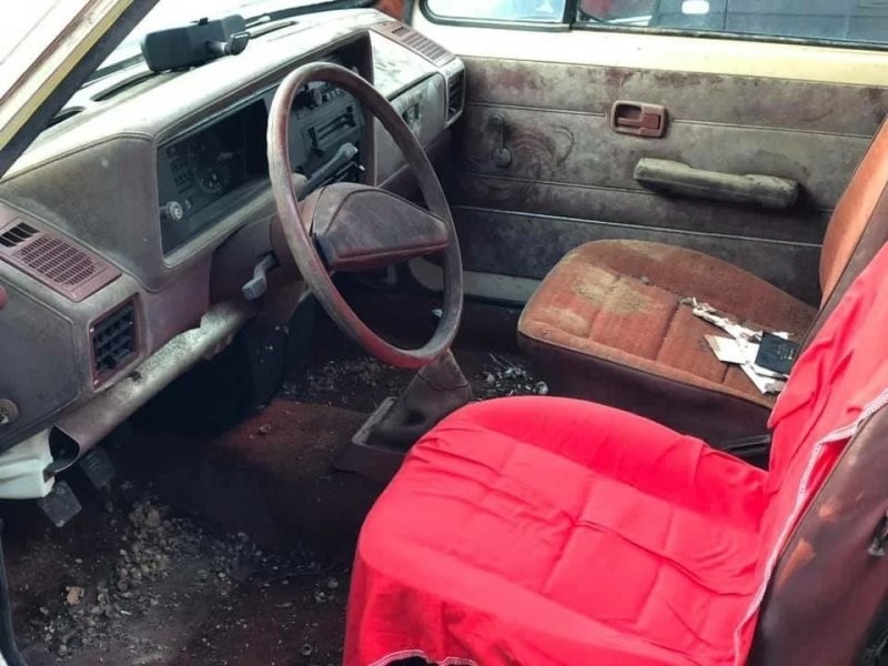 Интересная автомобильная находка: под крыльцом дома обнаружили Volkswagen Rabbit
