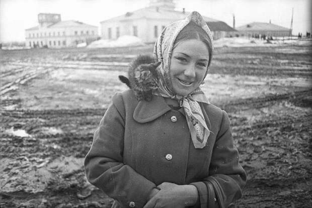 Сельчанка с котенком. Автор снимка Юрий Садовников.