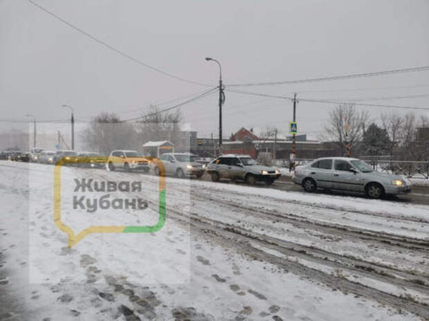 Катимся и крутимся: краснодарские автовладельцы похоже адаптировались к бесплатному дорожному аттракциону